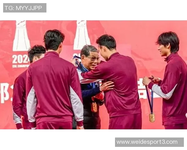 崇明五虎齐聚一堂武磊等人拜访徐根宝共话足球梦想 崇明五虎齐聚一堂武磊等人拜访徐根宝共话足球梦想